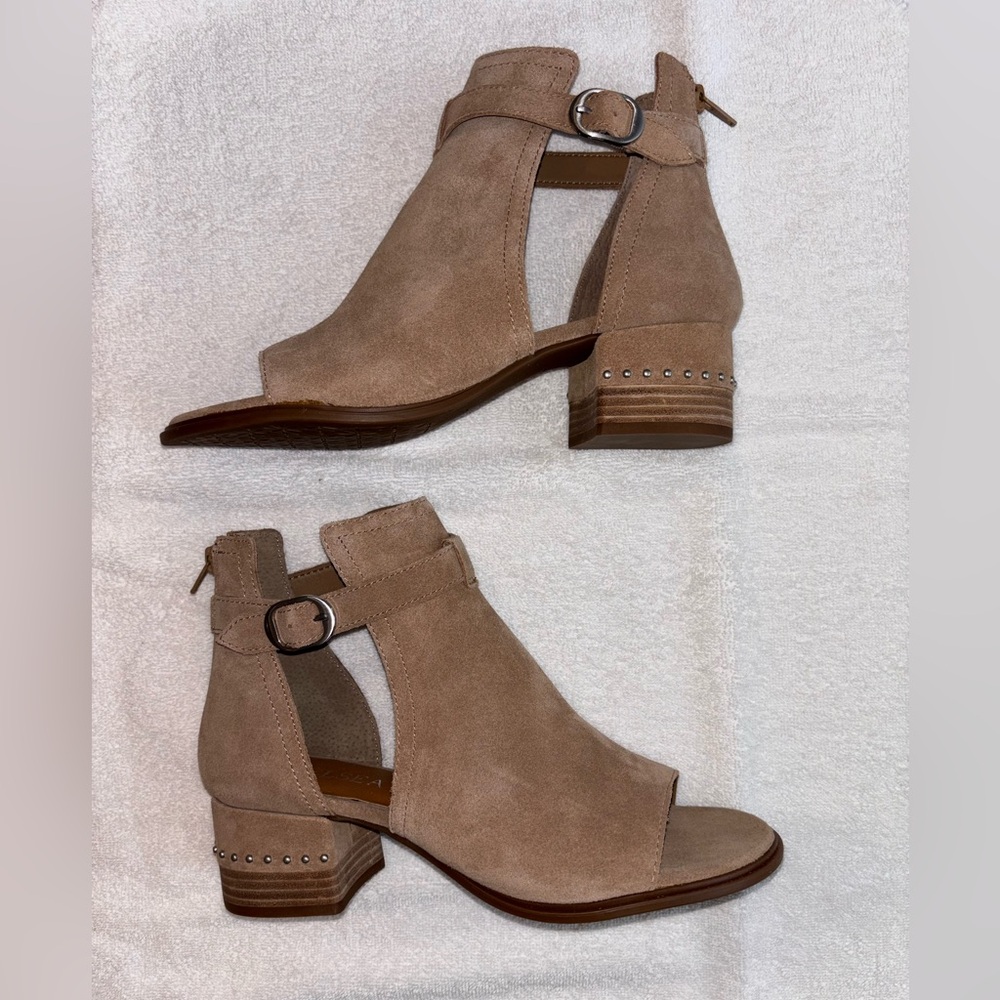 Chelsea & Violet Suede Shoes NWOT Womens 9 LOTS OF PERSONALITY AND DETAILS